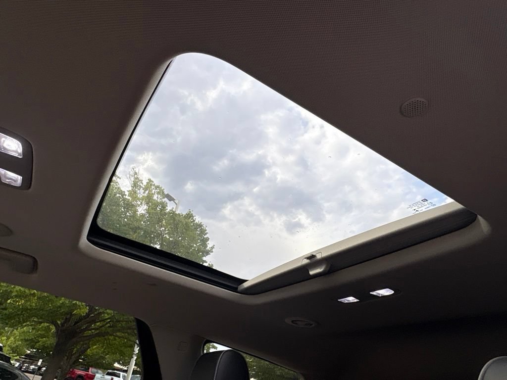 Used 2019 Includes Spectra Gray lower exterior accent color.) Buick Avenir image 20