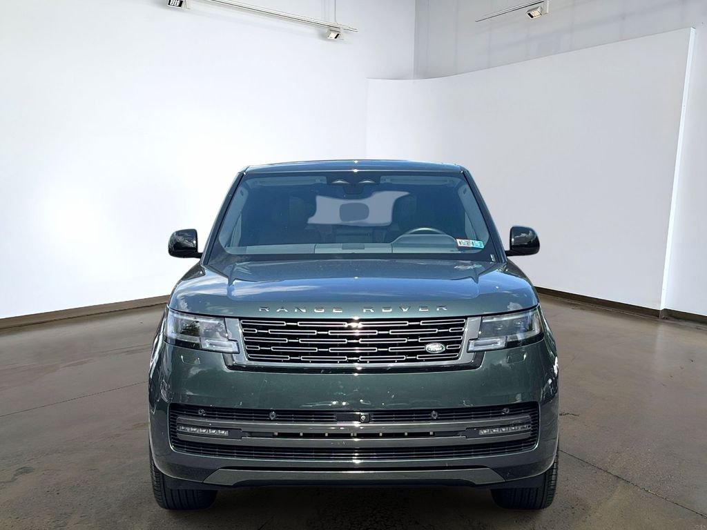 Certified Used 2025 Belgravia Green Metallic Land Rover SE image 2