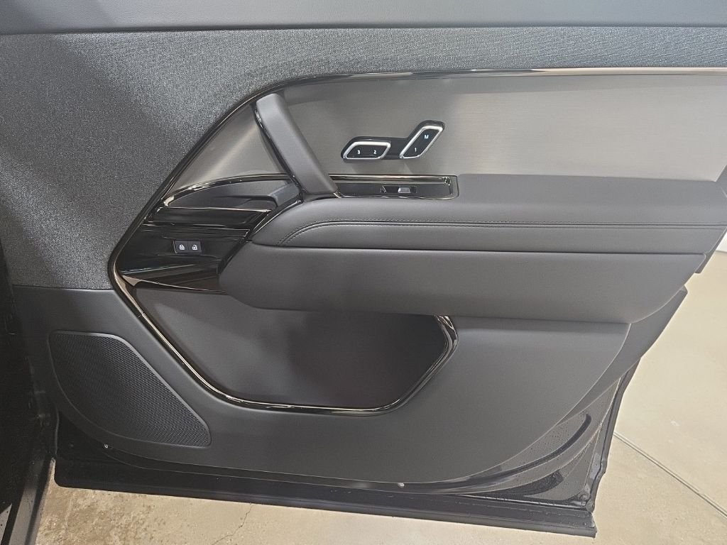 New 2026 Santorini Black Land Rover Dynamic SE image 26