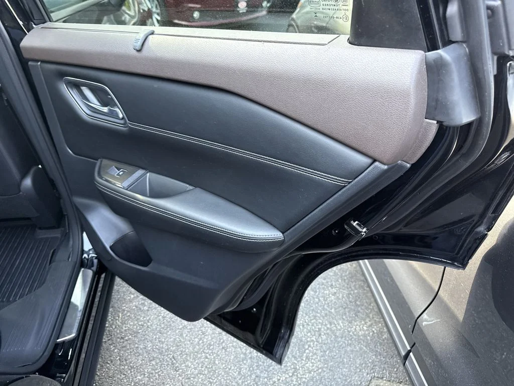 Used 2023 Black Nissan Platinum image 31