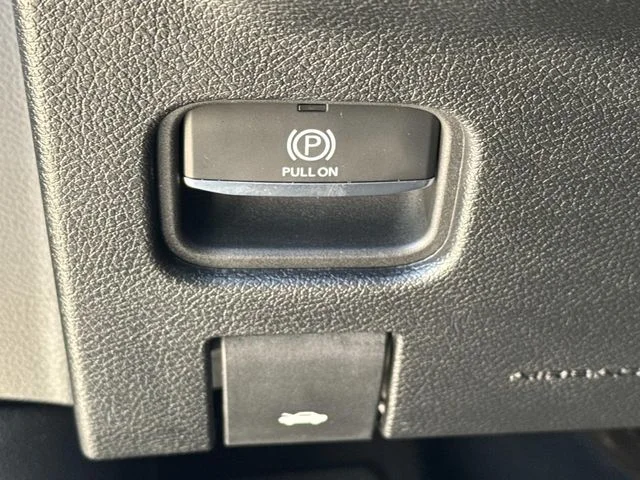 Used 2024 Silver Jeep Laredo image 33
