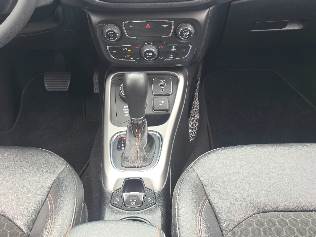 Used 2021 Billet Silver Metallic Clear Coat Jeep Latitude image 25
