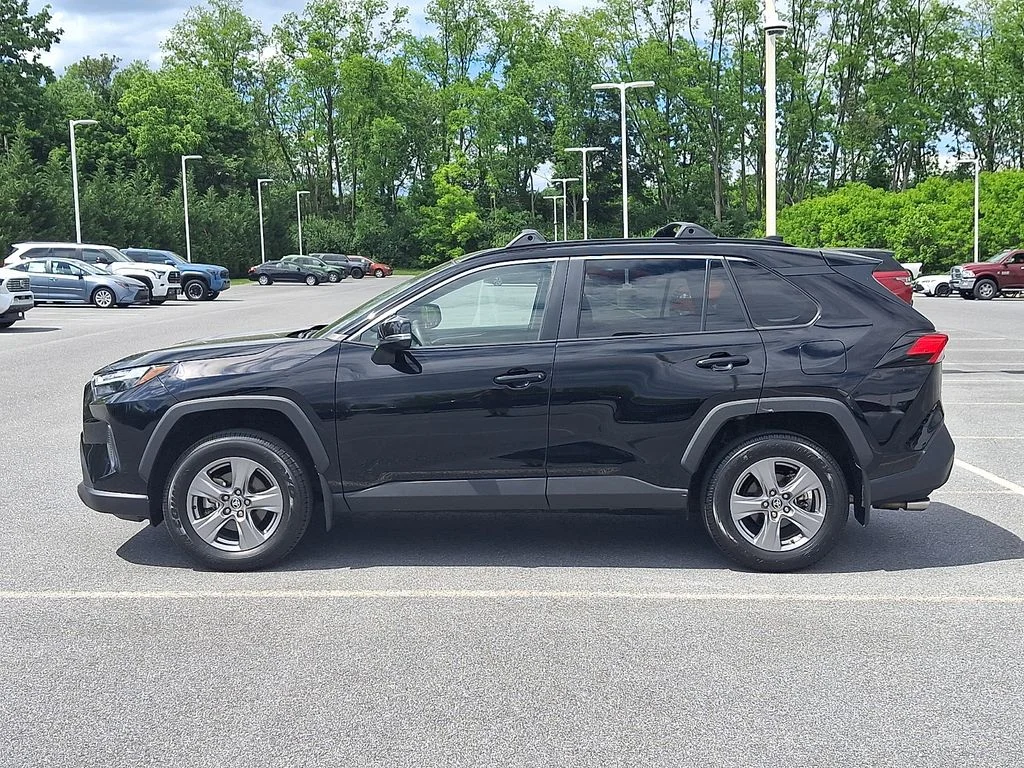 2025 Toyota RAV4 XLE - Photo 7