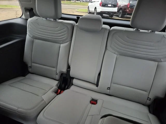 New 2027 Star White Metallic Tri-Coat Ford Platinum image 17