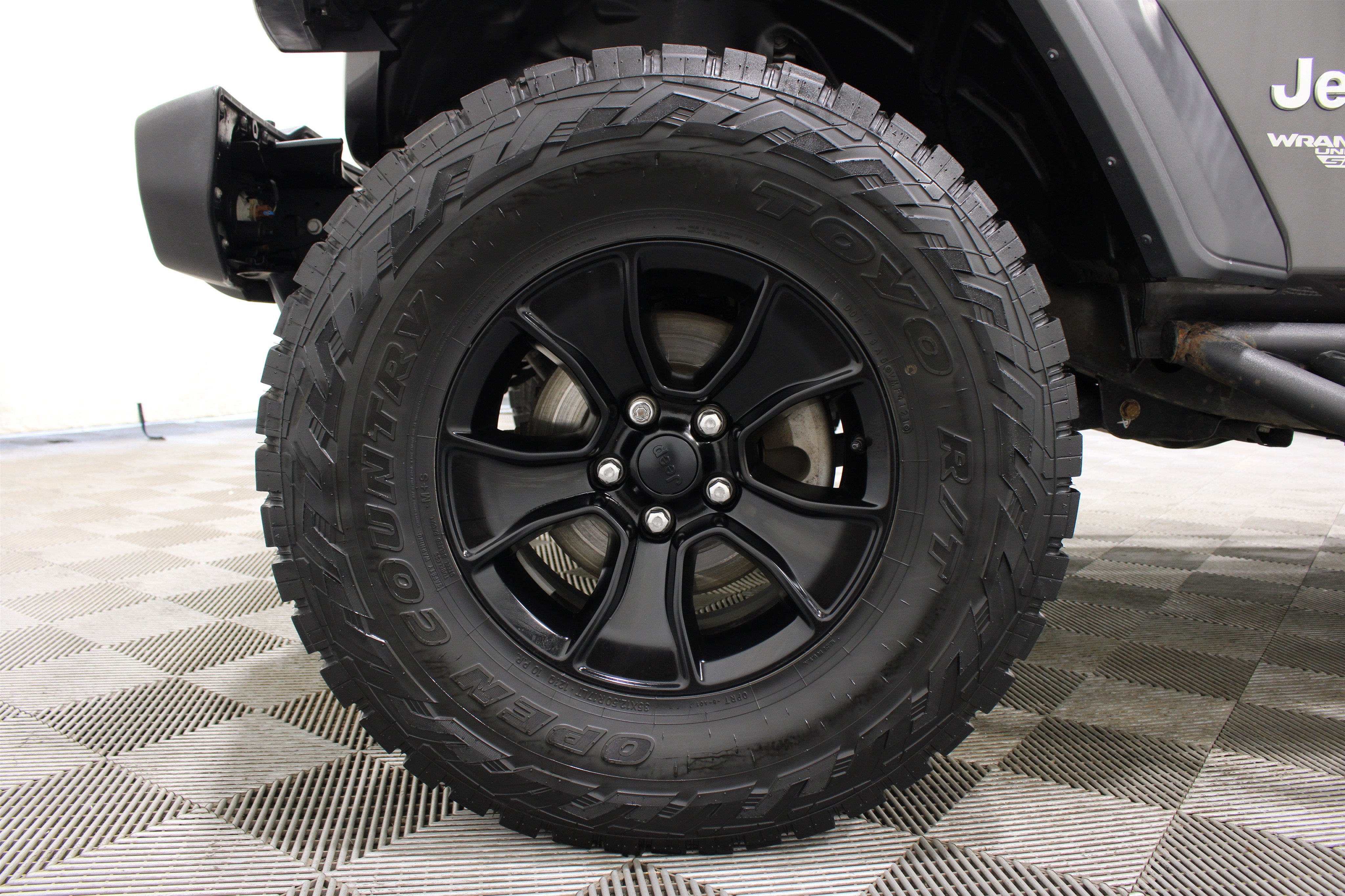 Used 2018 Granite Crystal Metallic Clearcoat Jeep Sport S image 34