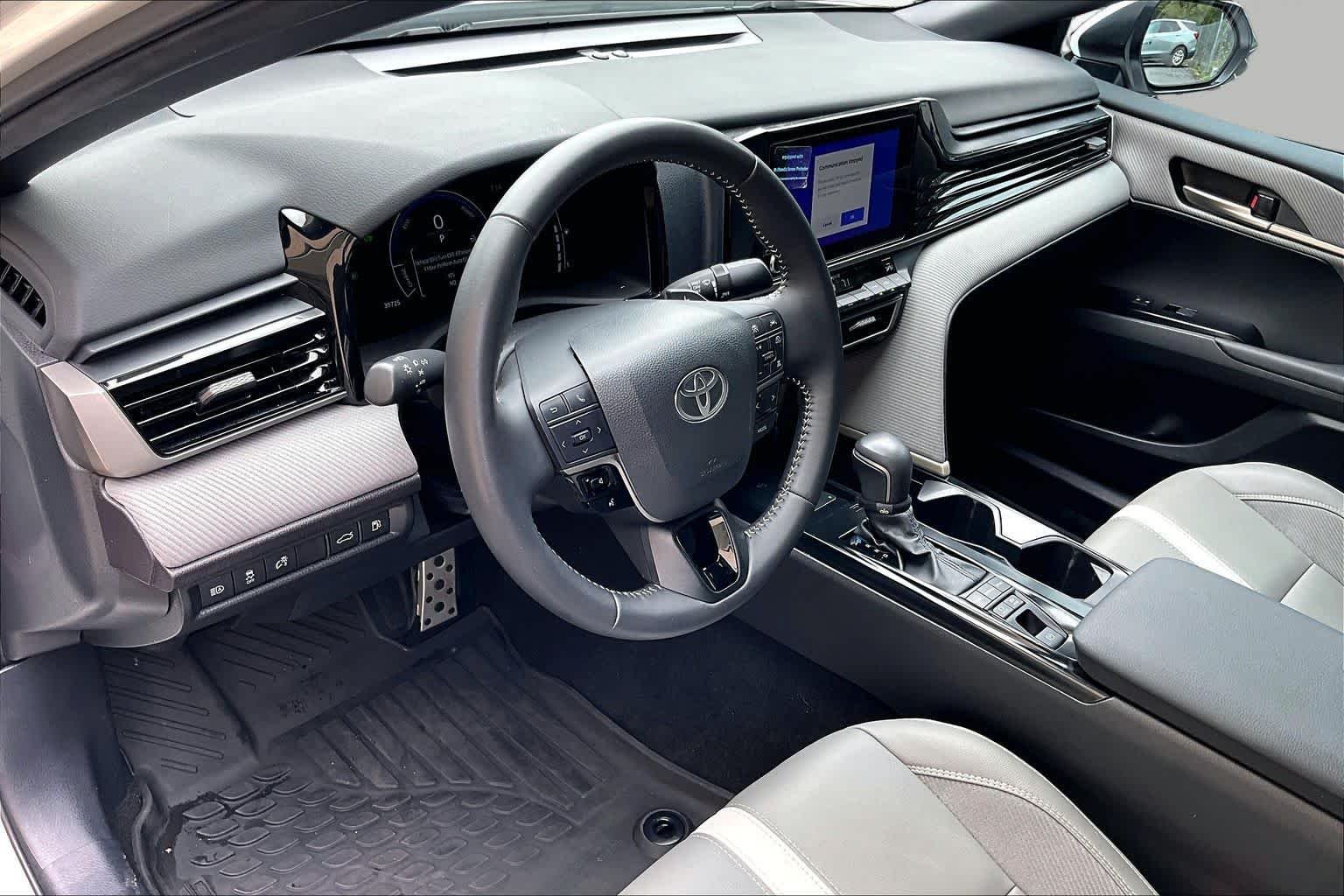 Used 2025 Ice Cap Toyota SE image 18