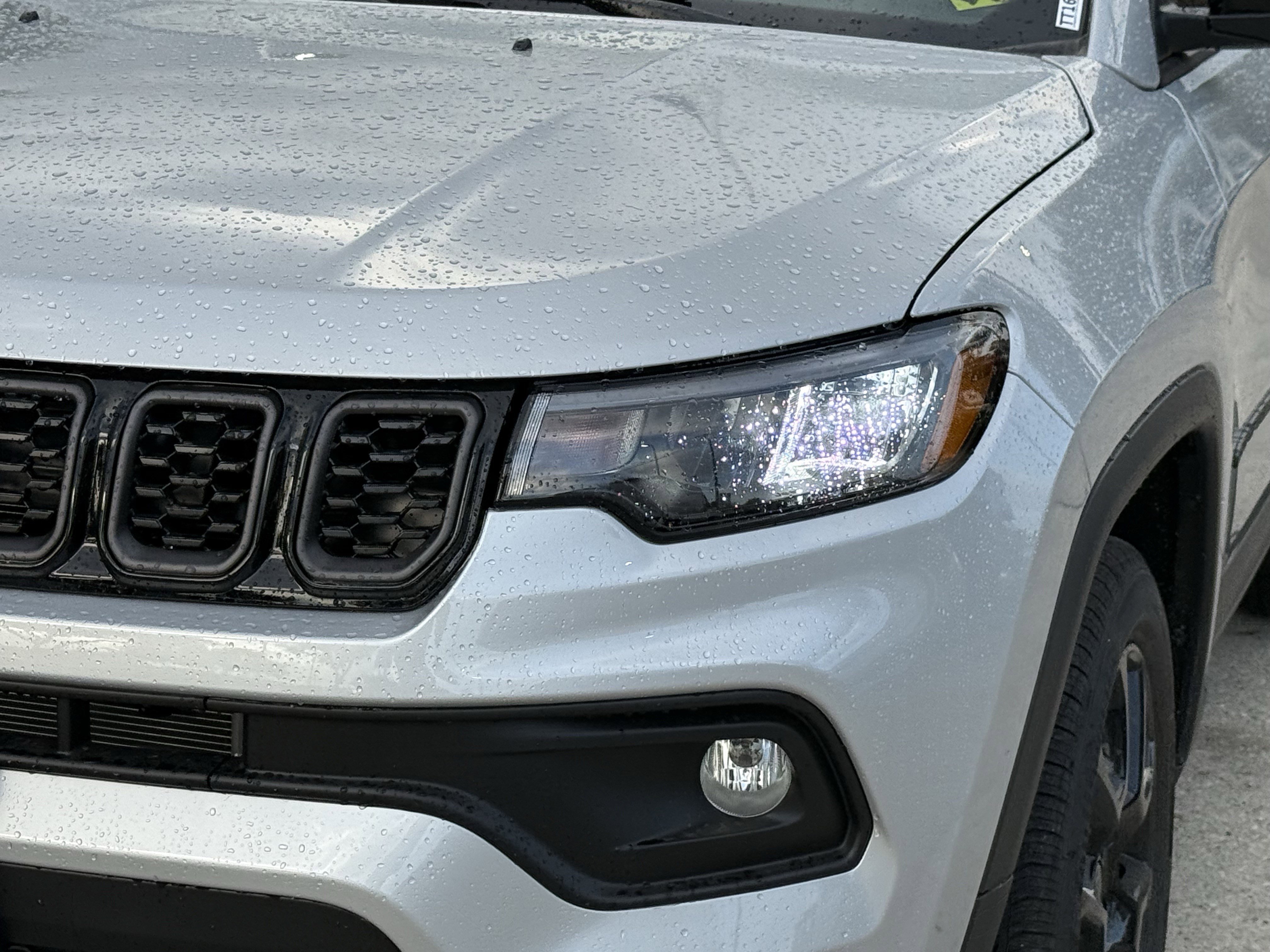 New 2026 Silver Zynith Metallic Clearcoat Jeep Latitude Altitude image 7