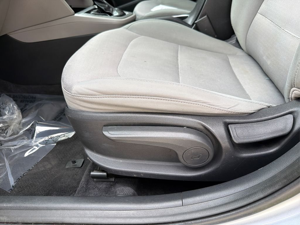 Used 2017 Shale Gray Metallic Hyundai SE image 18