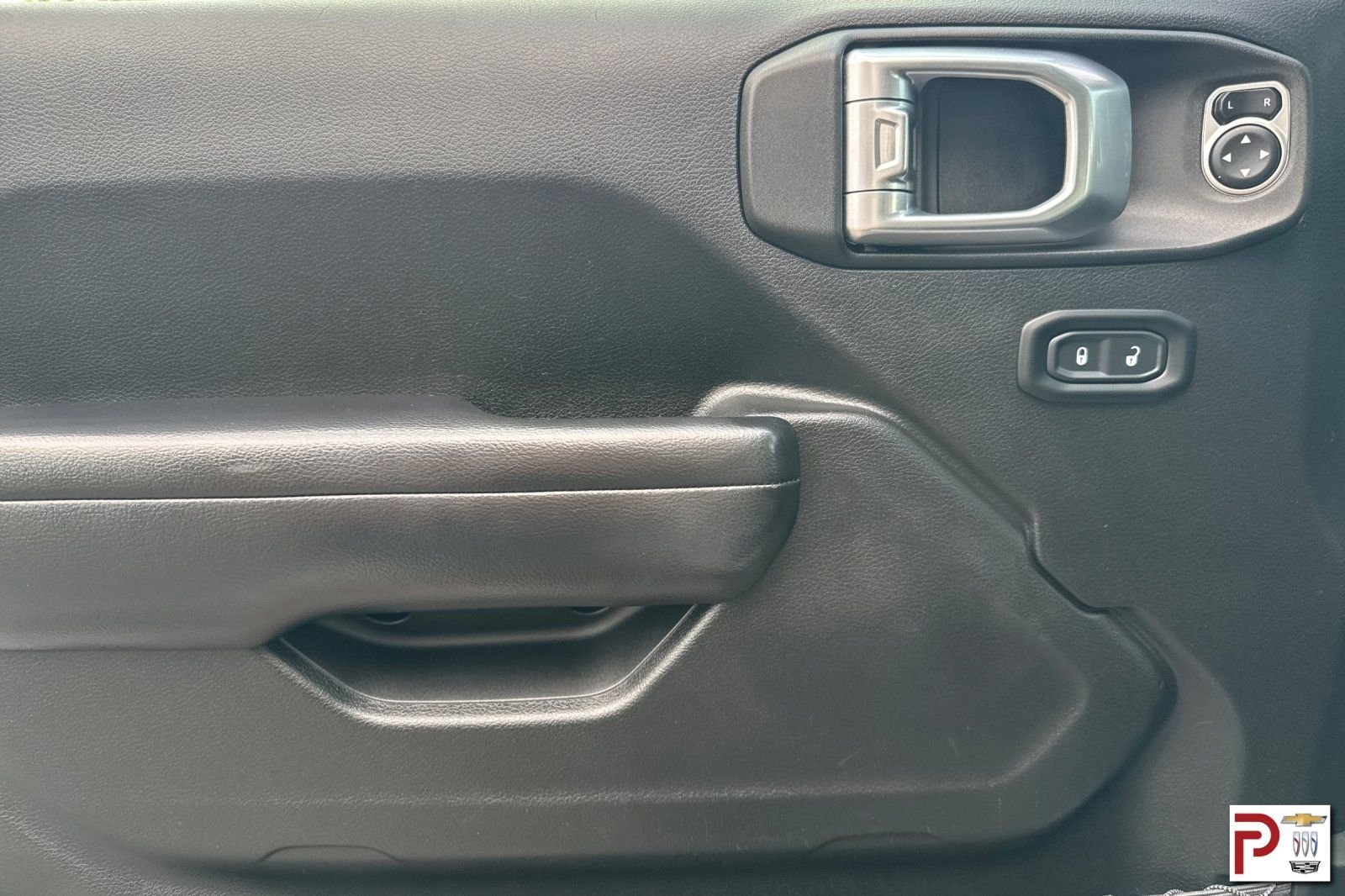 Used 2019 Silver Jeep Unlimited Sport S image 12