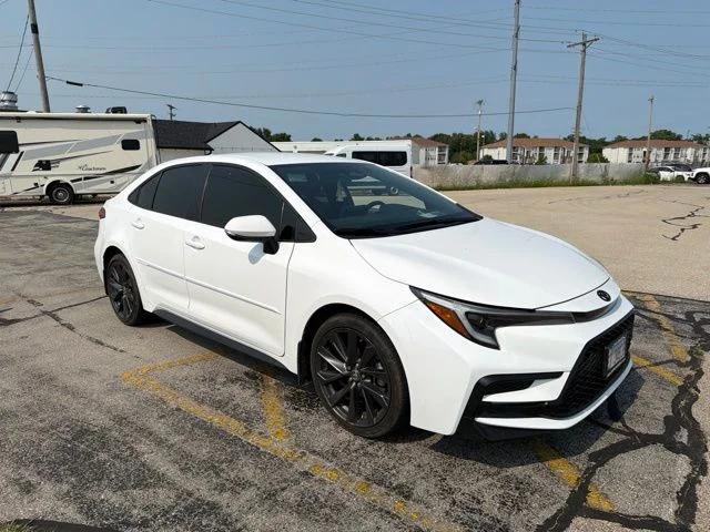 Used 2024 Ice Toyota SE image 4