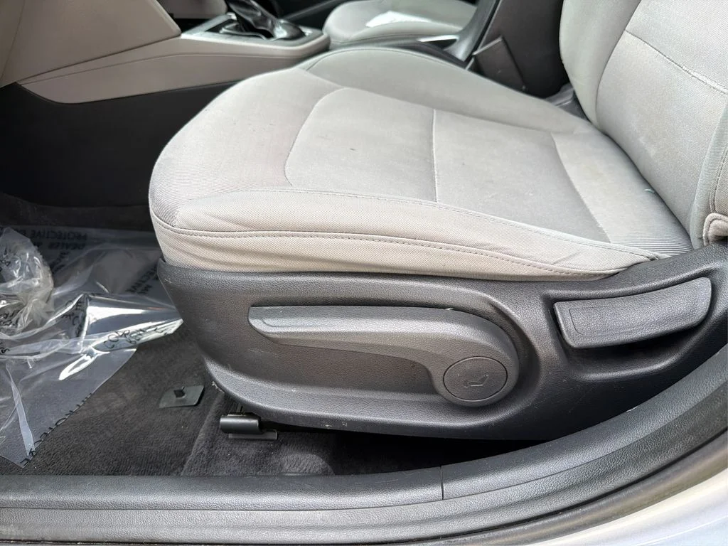 Used 2017 Shale Gray Metallic Hyundai SE image 18