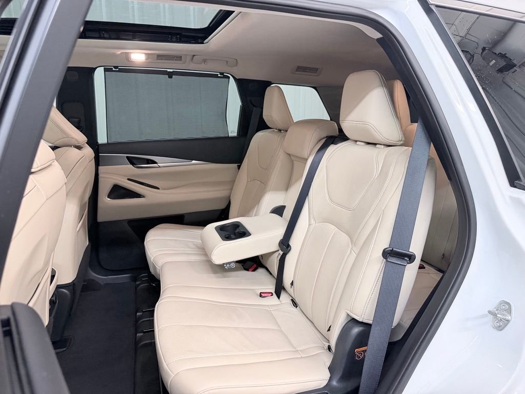 Used 2023 White INFINITI LUXE image 34