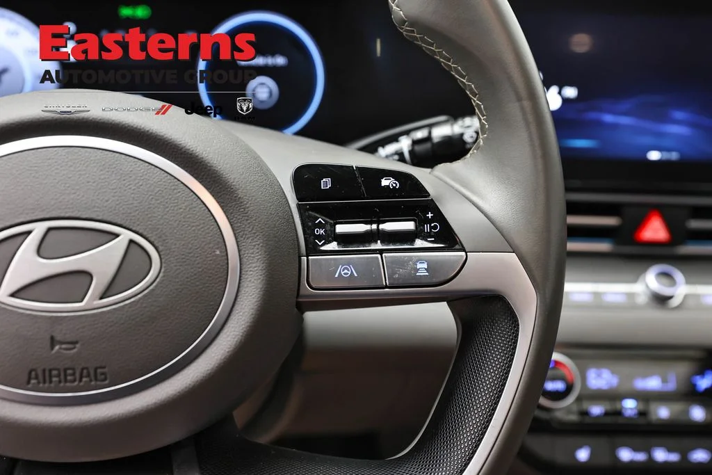 Used 2025 Gray Hyundai SEL Convenience image 15
