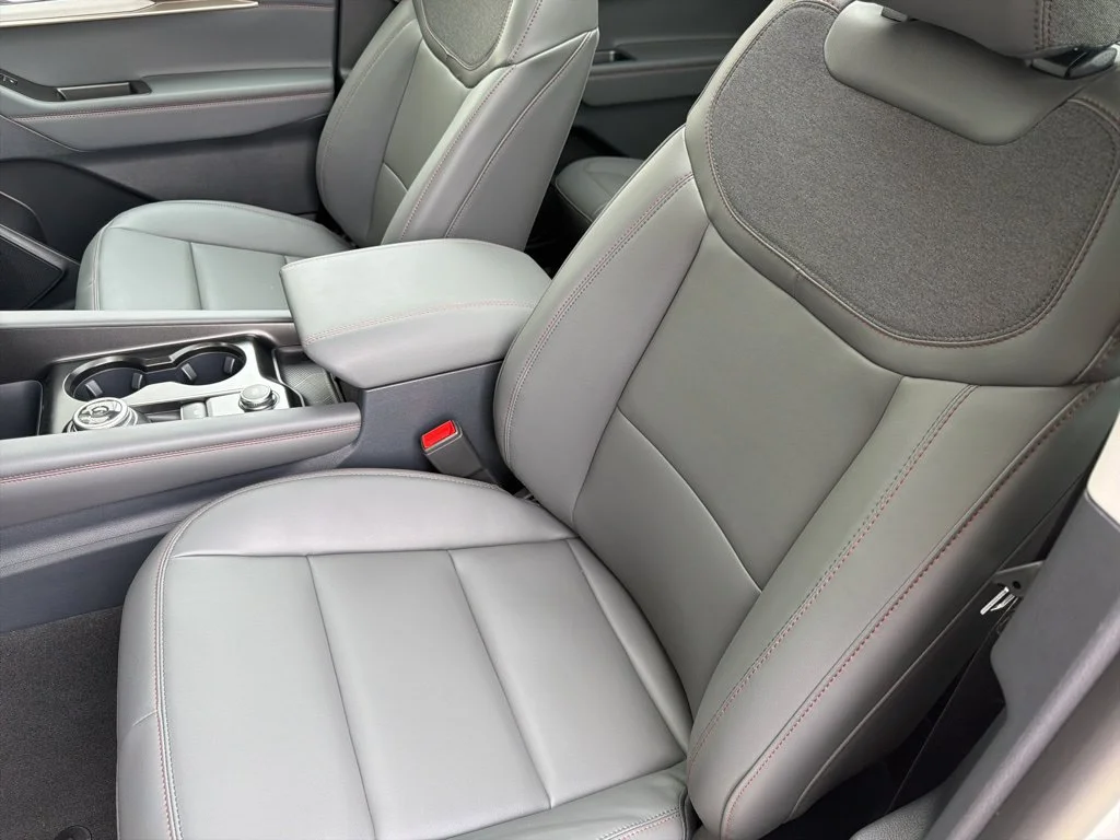 New 2026 Star White Metallic Tri-Coat Ford Active image 9