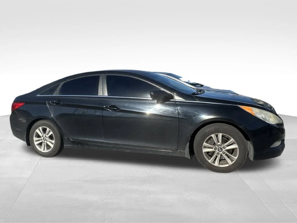 Used 2013 Black Hyundai GLS image 3