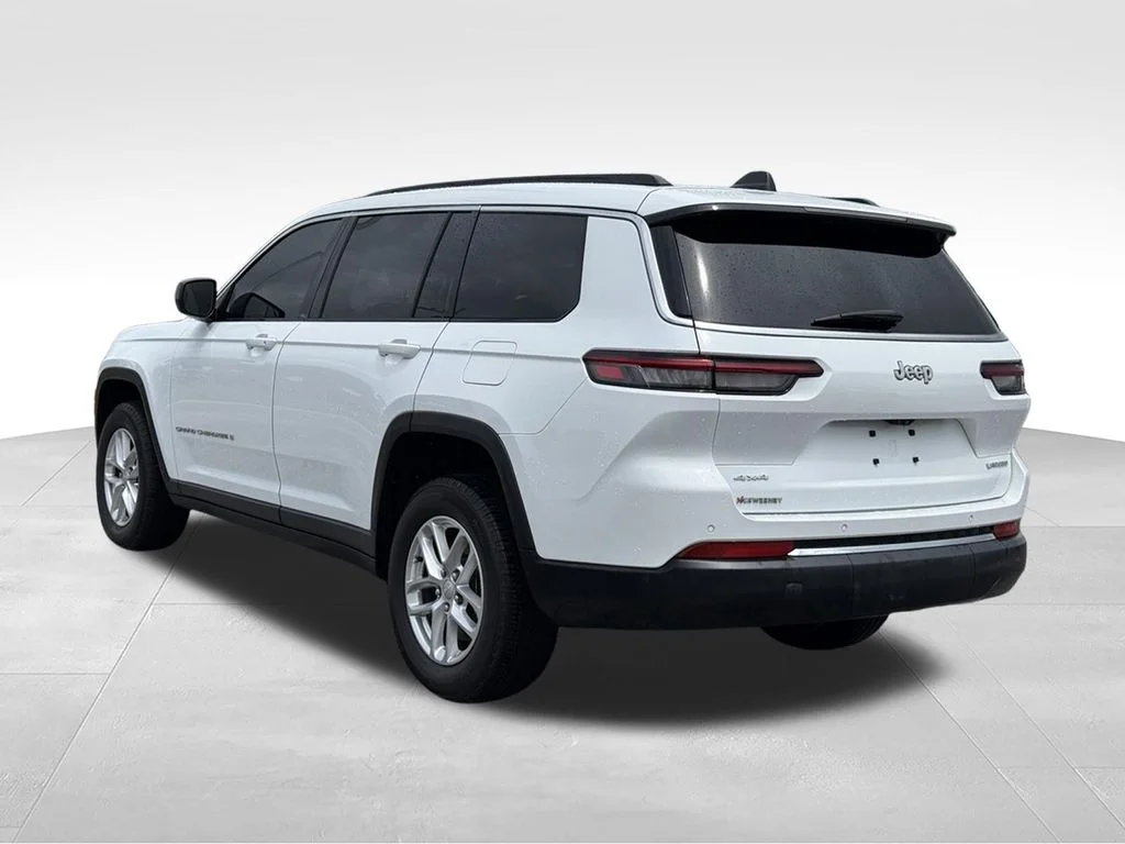 Used 2025 White Jeep Laredo image 3