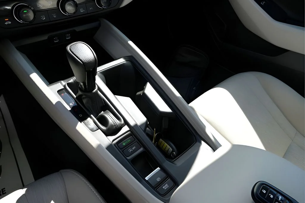 Used 2025 White Honda SE image 25