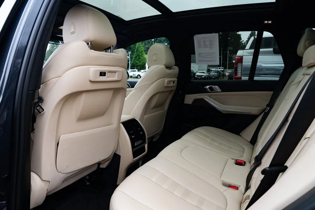 Used 2021 Gray BMW xDrive40i image 21