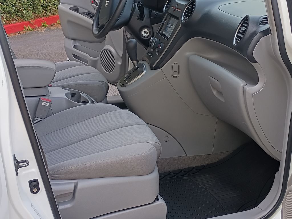Used 2007 White Kia LX image 16