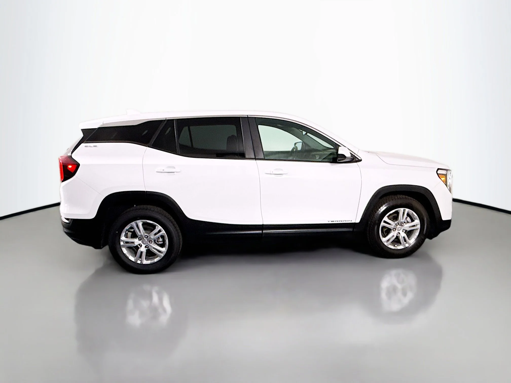 Used 2022 Summit White GMC SLE image 8
