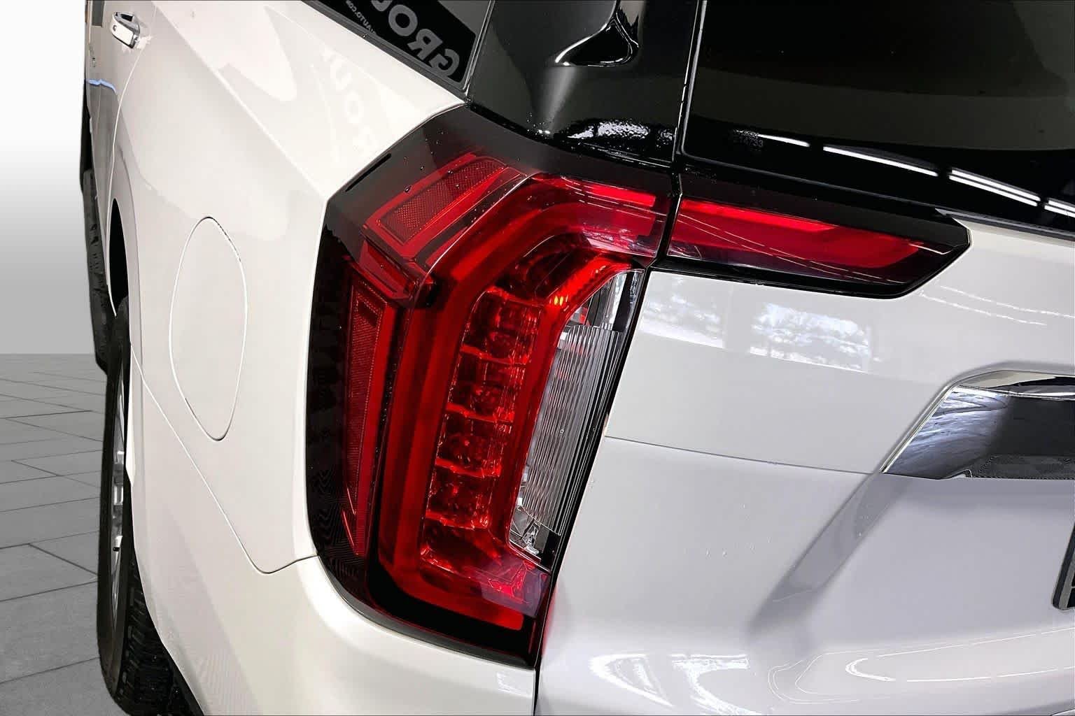 Used 2022 White Frost Tricoat GMC SLT image 28