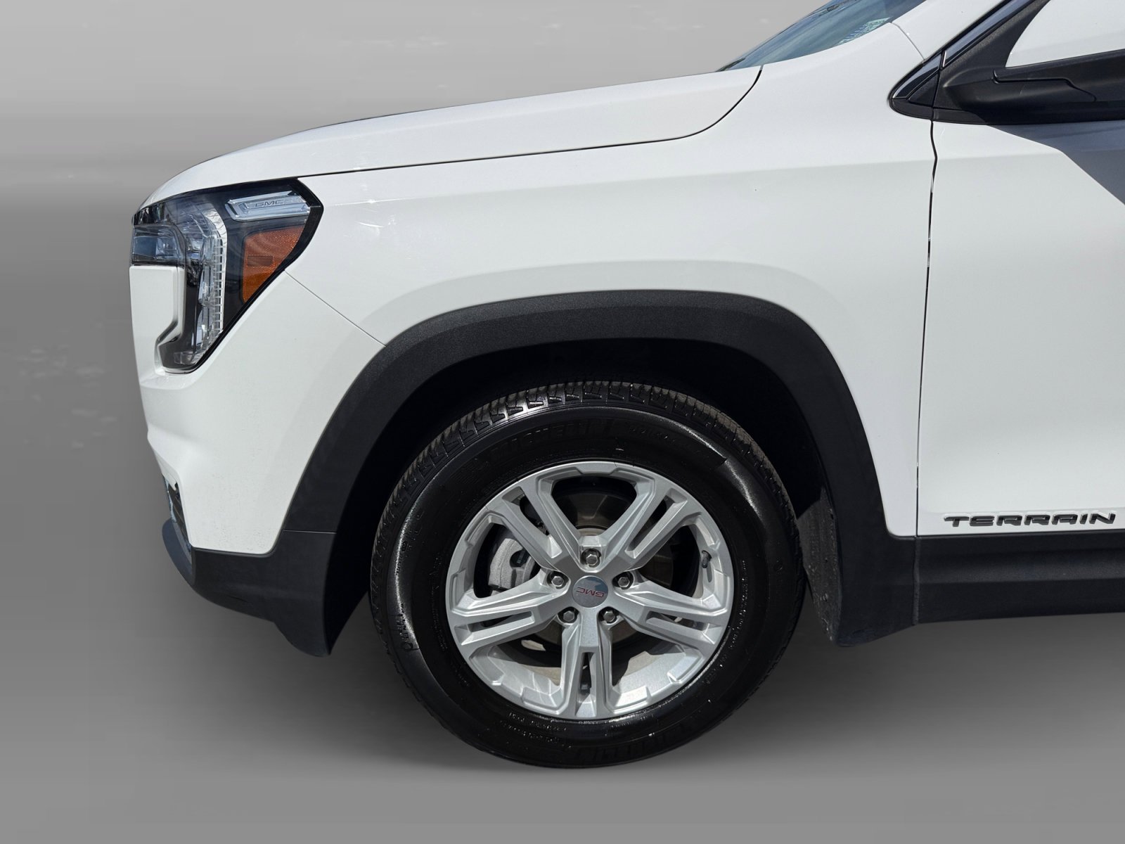 Used 2024 Summit White GMC SLE image 9