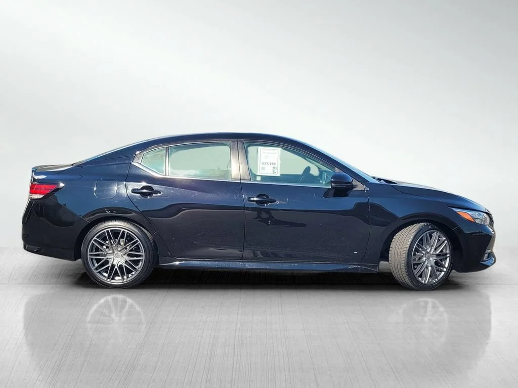 Used 2022 Black Nissan SR Xtronic CVT image 4
