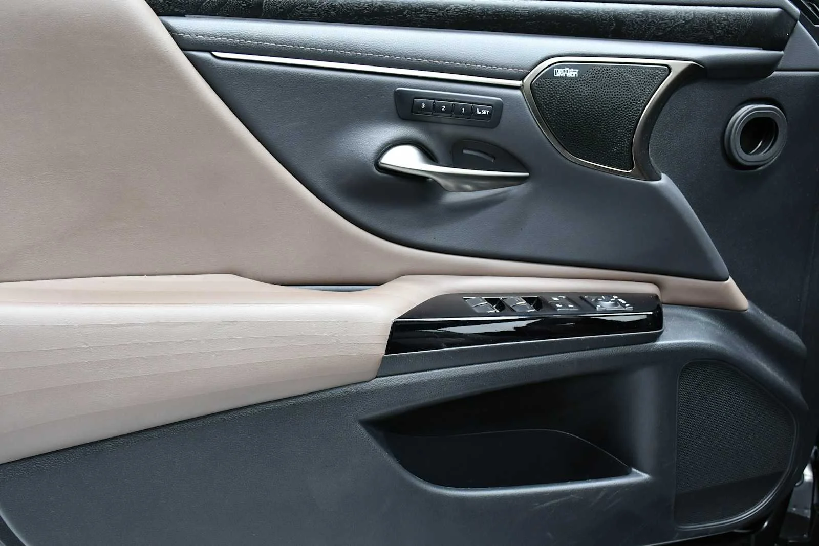 Used 2022 Obsidian Lexus Luxury image 12