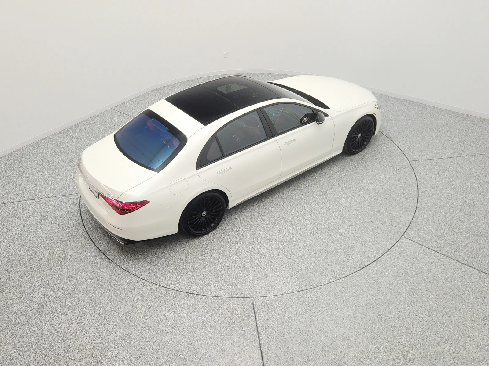 Certified Used 2023 MANUFAKTUR Diamond White Mercedes-Benz S 580 4MATIC® Sedan image 13