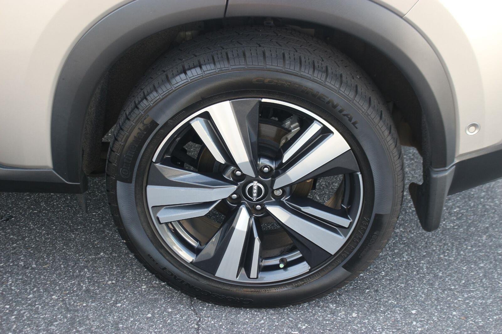 Used 2022 Gold Nissan Platinum image 40