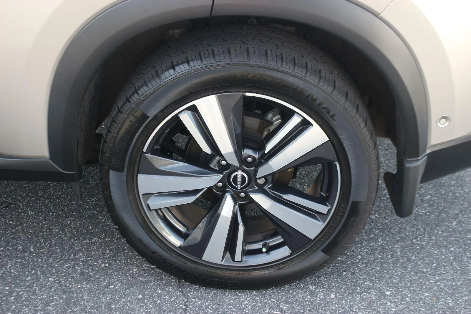 Used 2022 Gold Nissan Platinum image 40