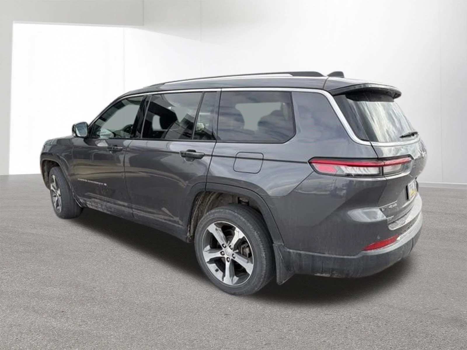 Used 2023 Grey Jeep Limited image 28