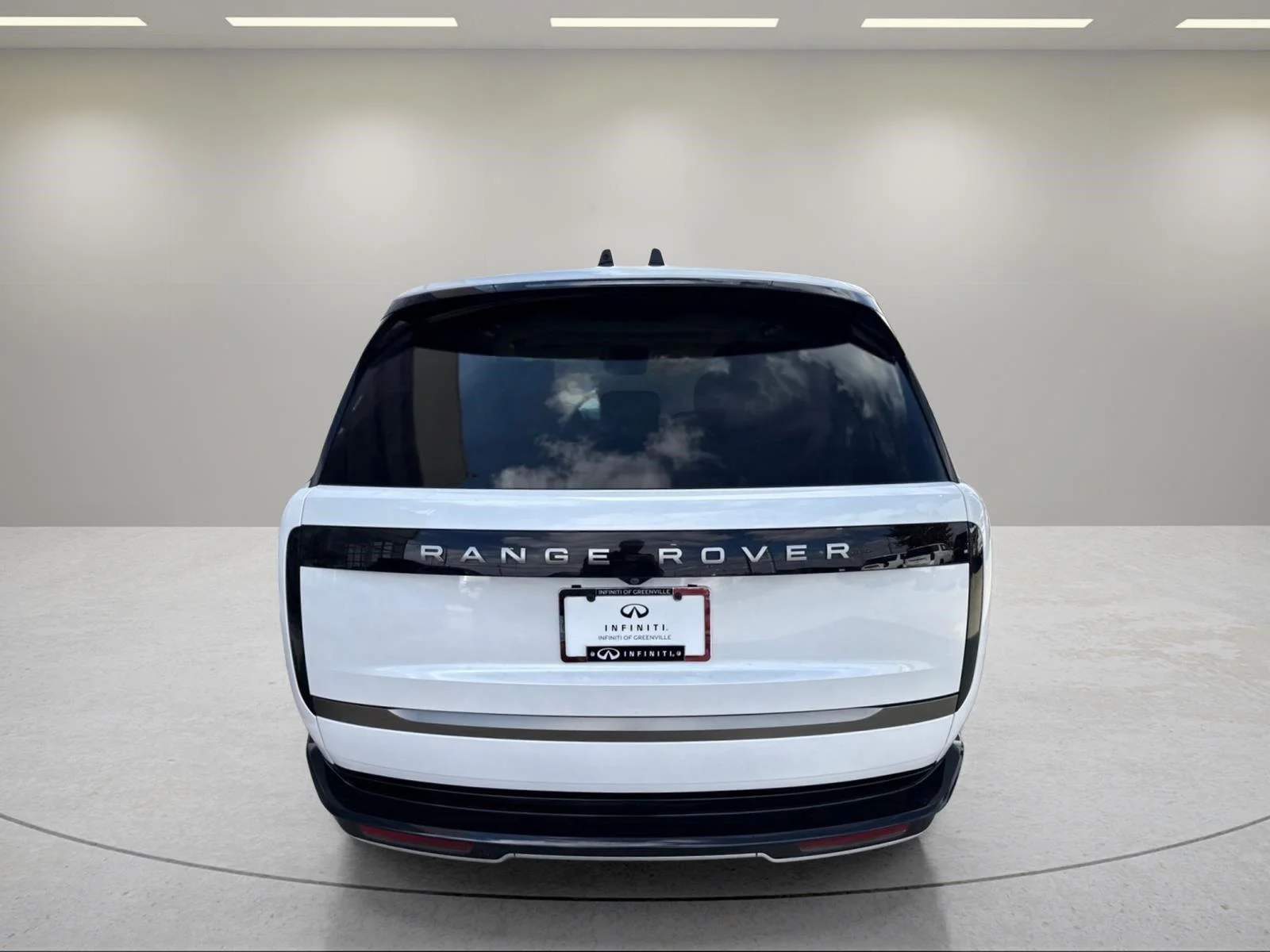 Used 2024 Fuji White Land Rover SE image 11