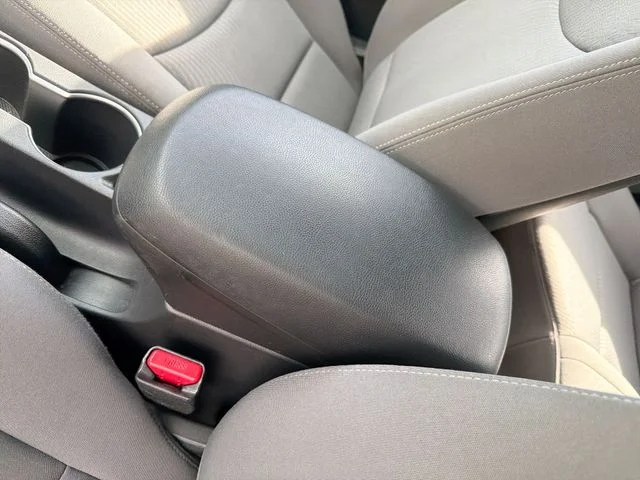 Used 2016 Silver Hyundai SE image 23