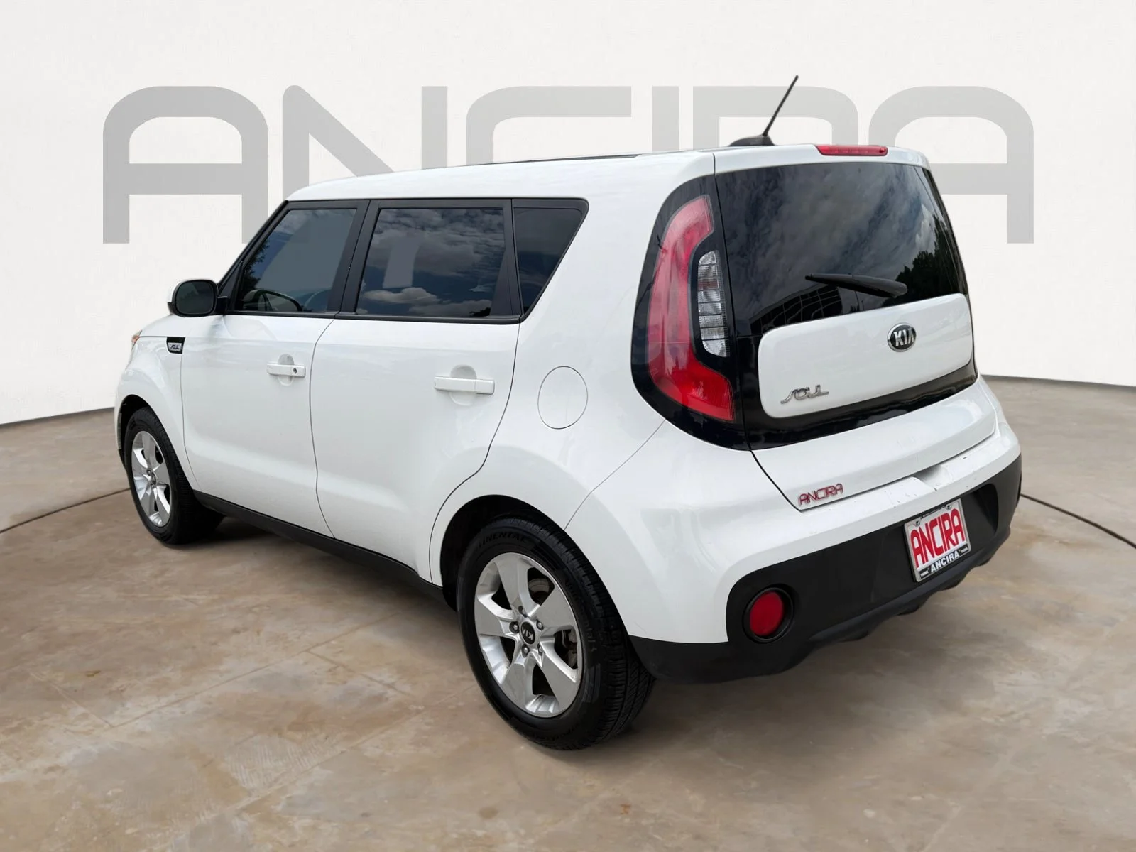 Used 2017 Clear White Kia  image 8