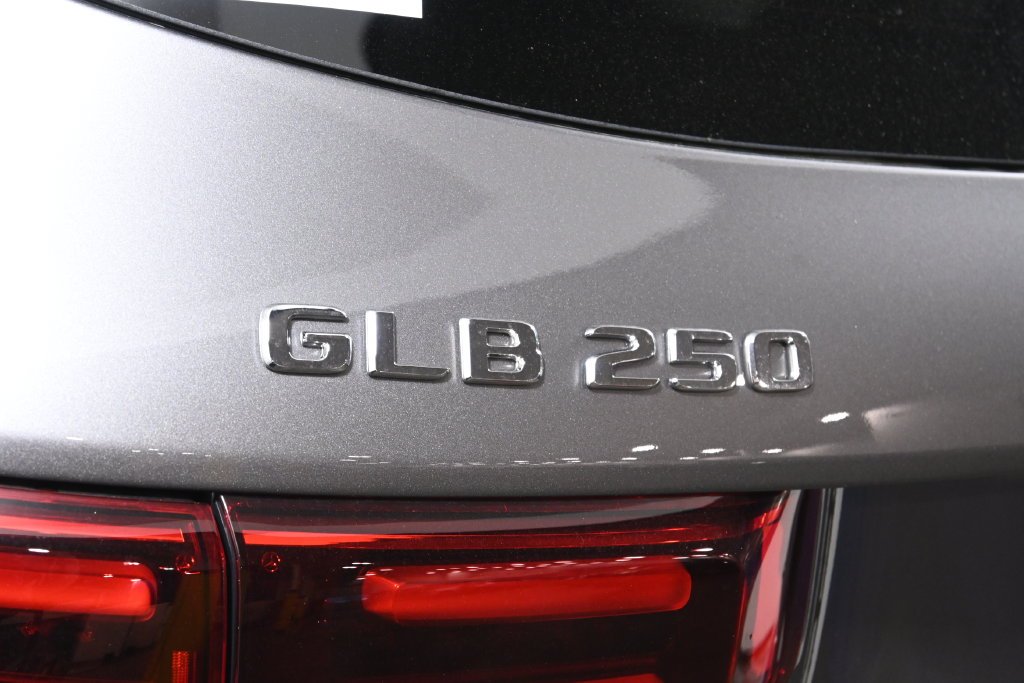 Used 2026 Mountain Grey Metallic Mercedes-Benz GLB 250 image 37