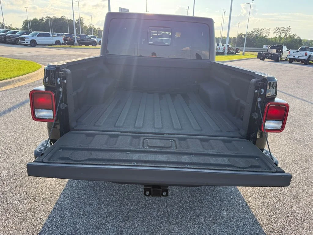 Used 2022 Black Jeep Altitude image 19