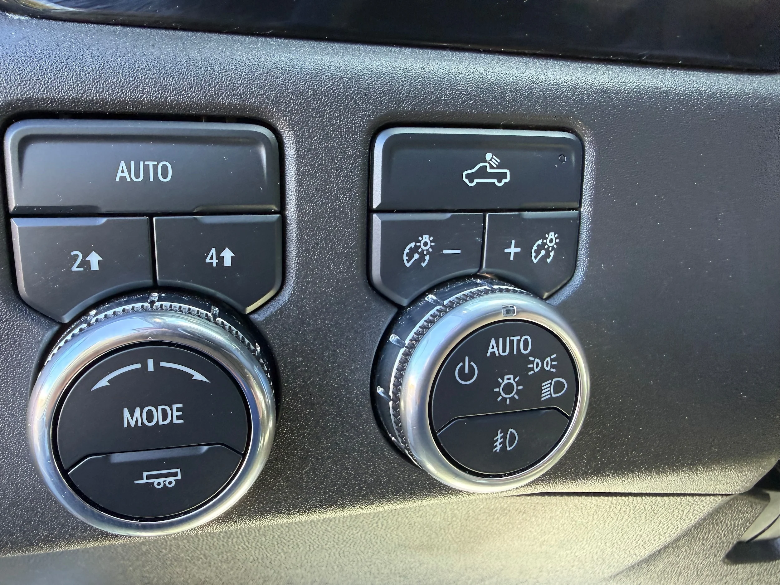 Used 2025 Summit White GMC Elevation image 13