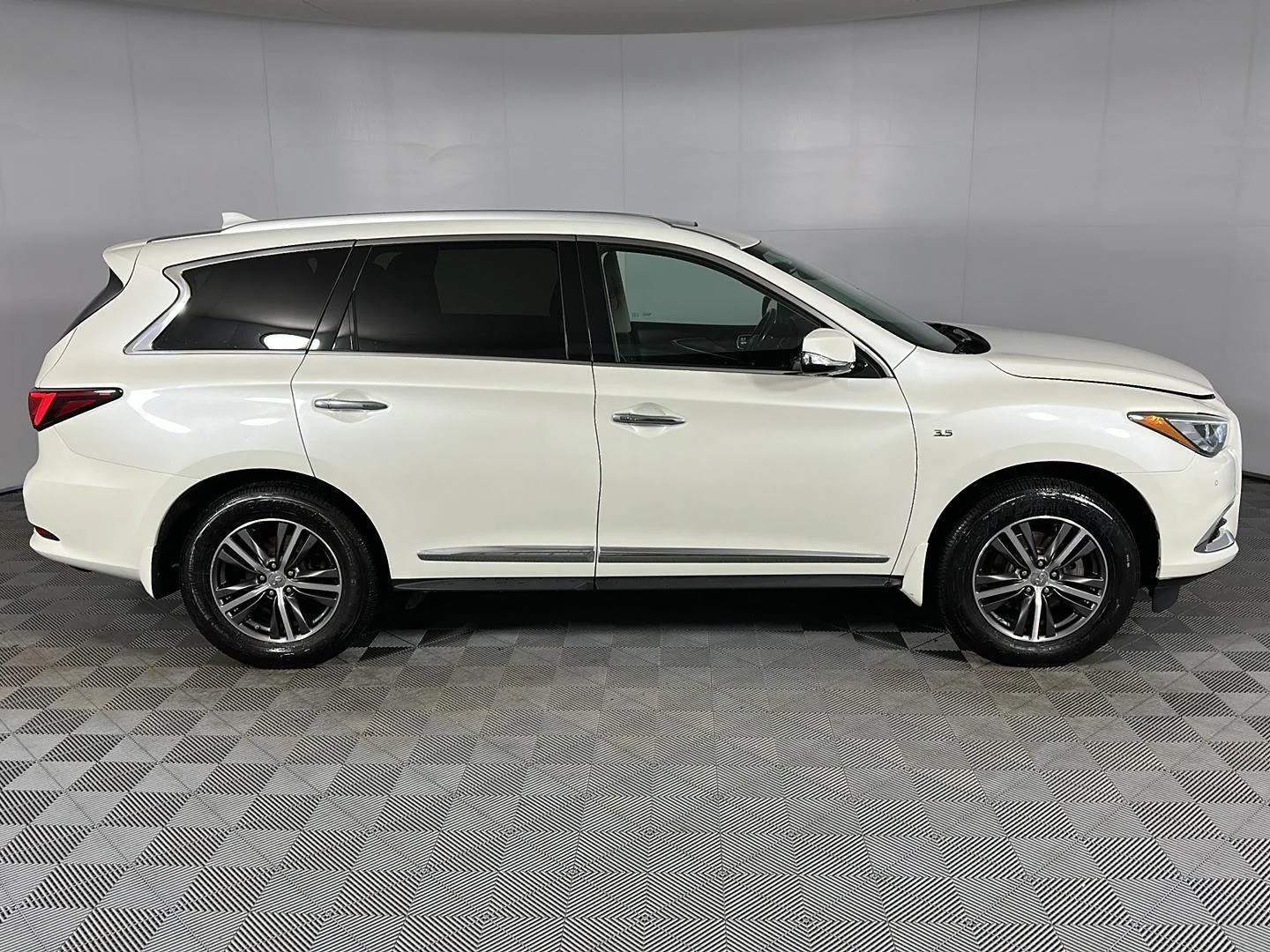 Used 2019 Majestic White INFINITI LUXE image 34