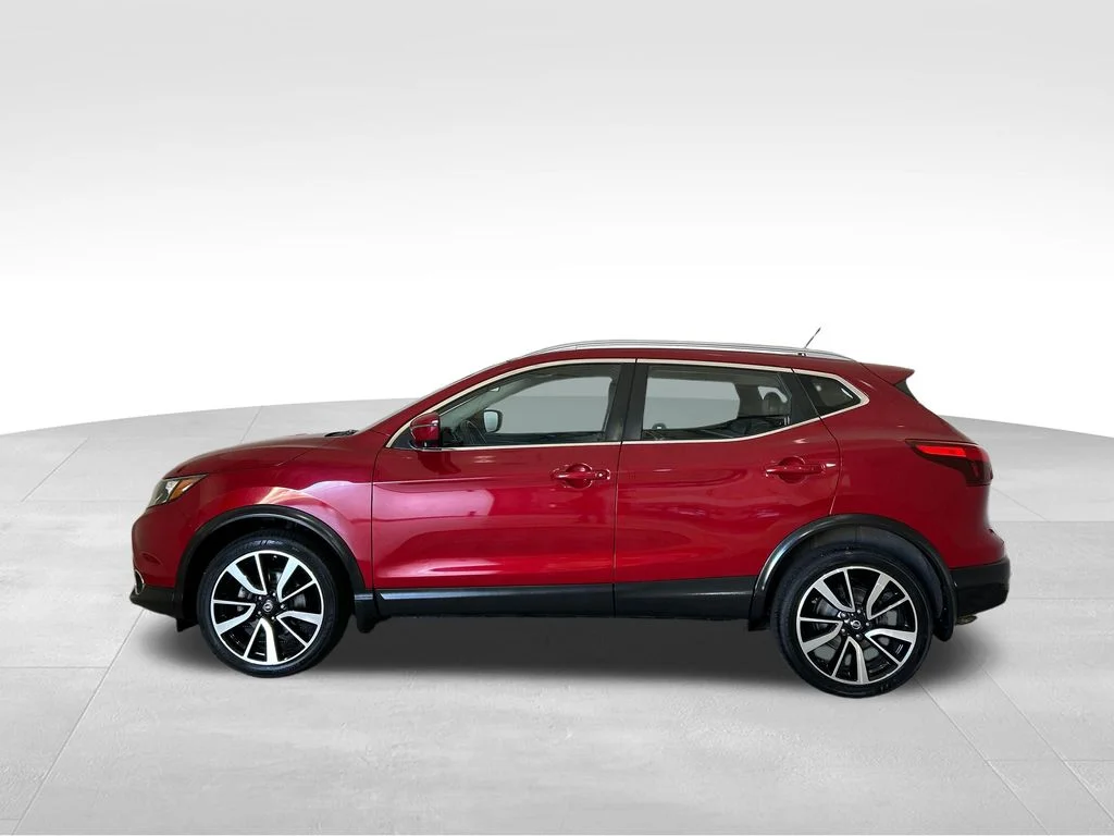 Used 2018 Red Nissan SL image 2
