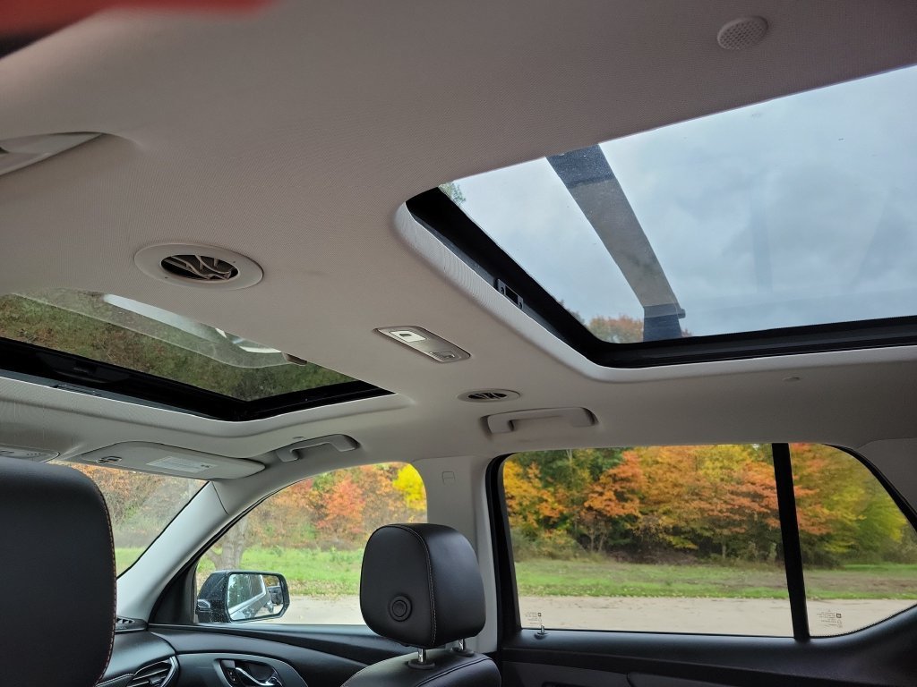 Used 2018 GRAPHITE METALLIC Chevrolet Premier image 18