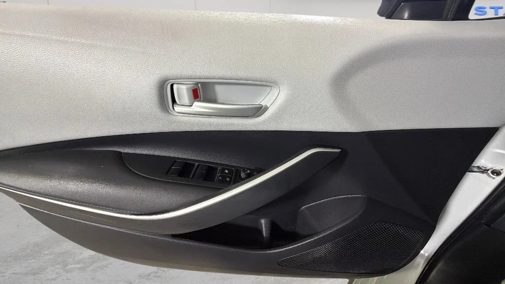 Used 2022 Off-white Toyota SE image 23