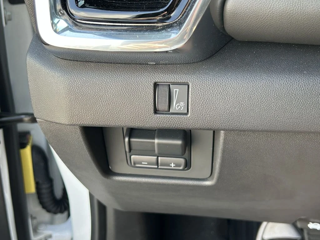 Used 2024 White GMC Elevation image 28