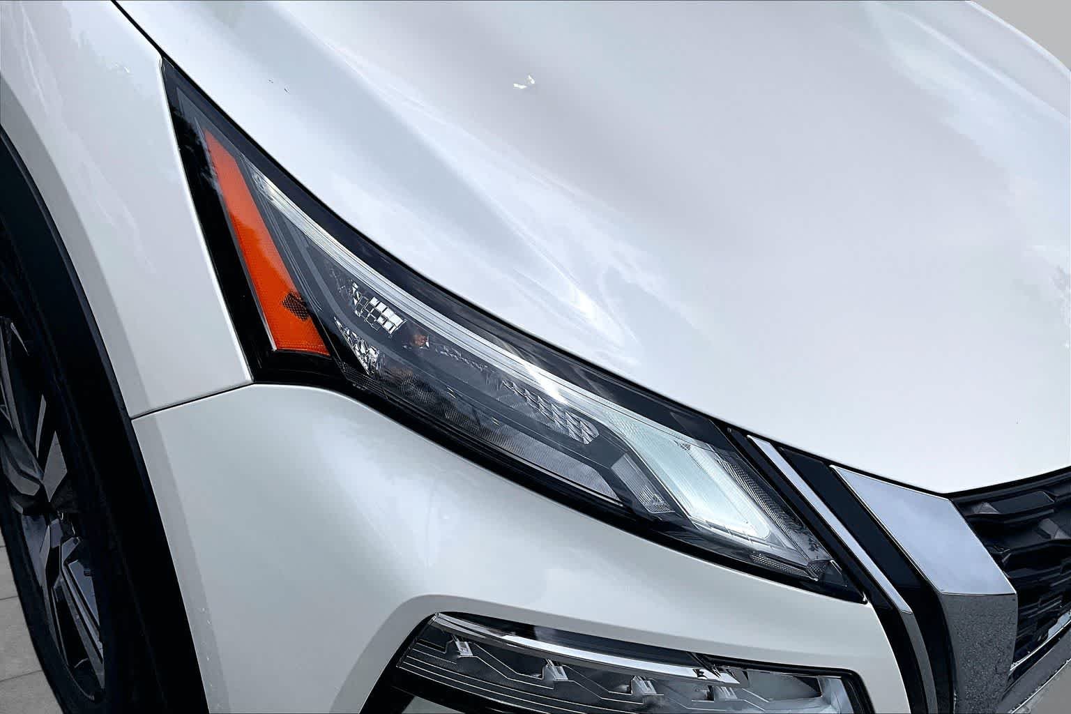 Used 2023 Pearl White Tricoat/Super Black Nissan SL image 53