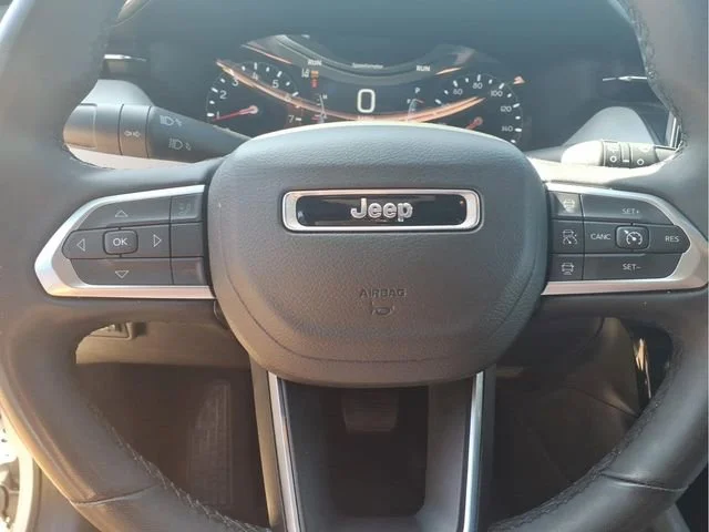 Used 2025  Jeep Limited image 14