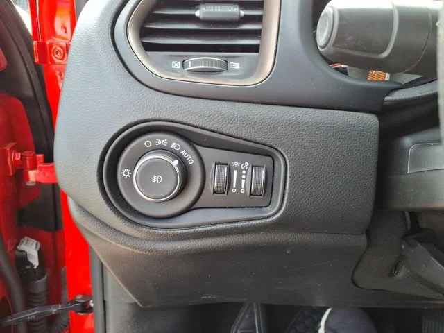 Used 2023 Red Jeep Latitude image 27