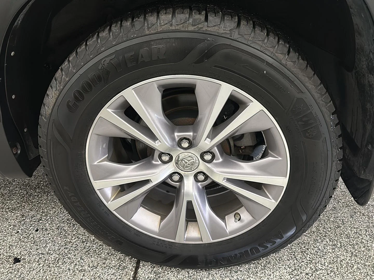 Used 2015 ALUMINA JADE METALLIC TOYOTA XLE image 11