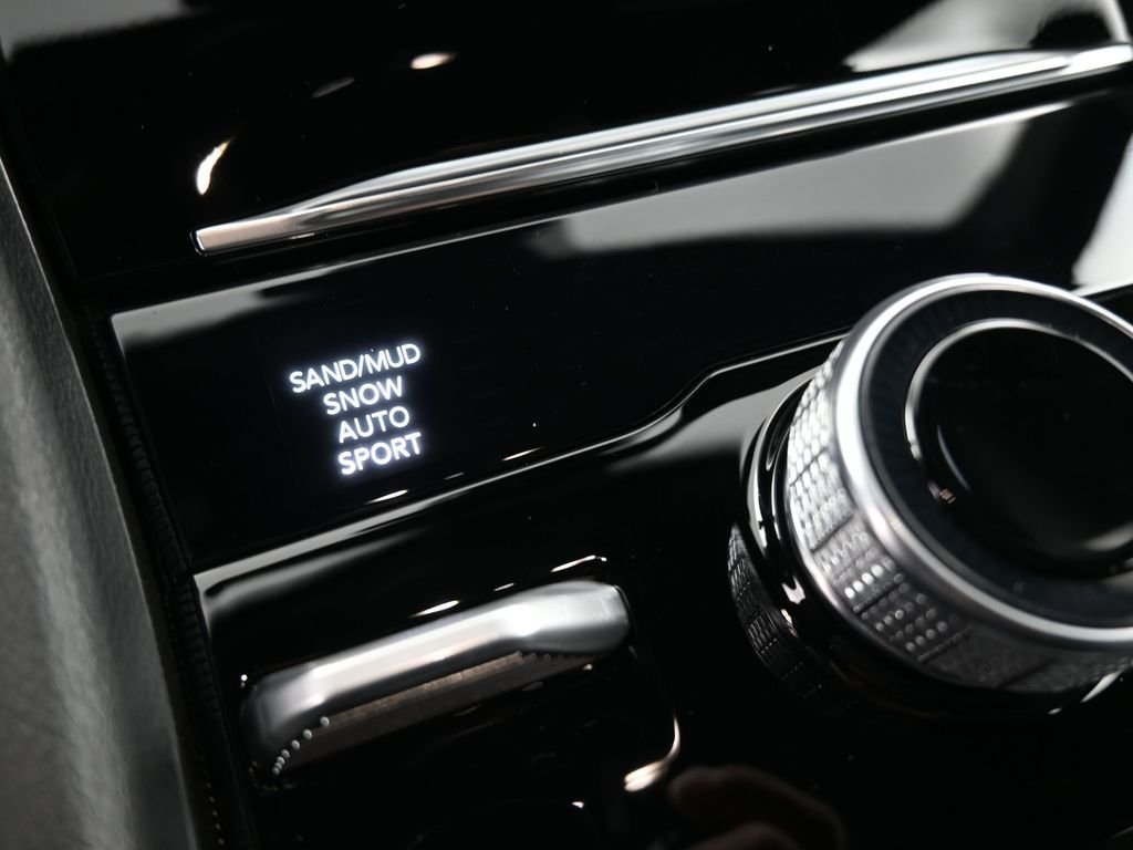 New 2026 Diamond Black Crystal Pearl-Coat Exterior Paint Jeep Limited image 4
