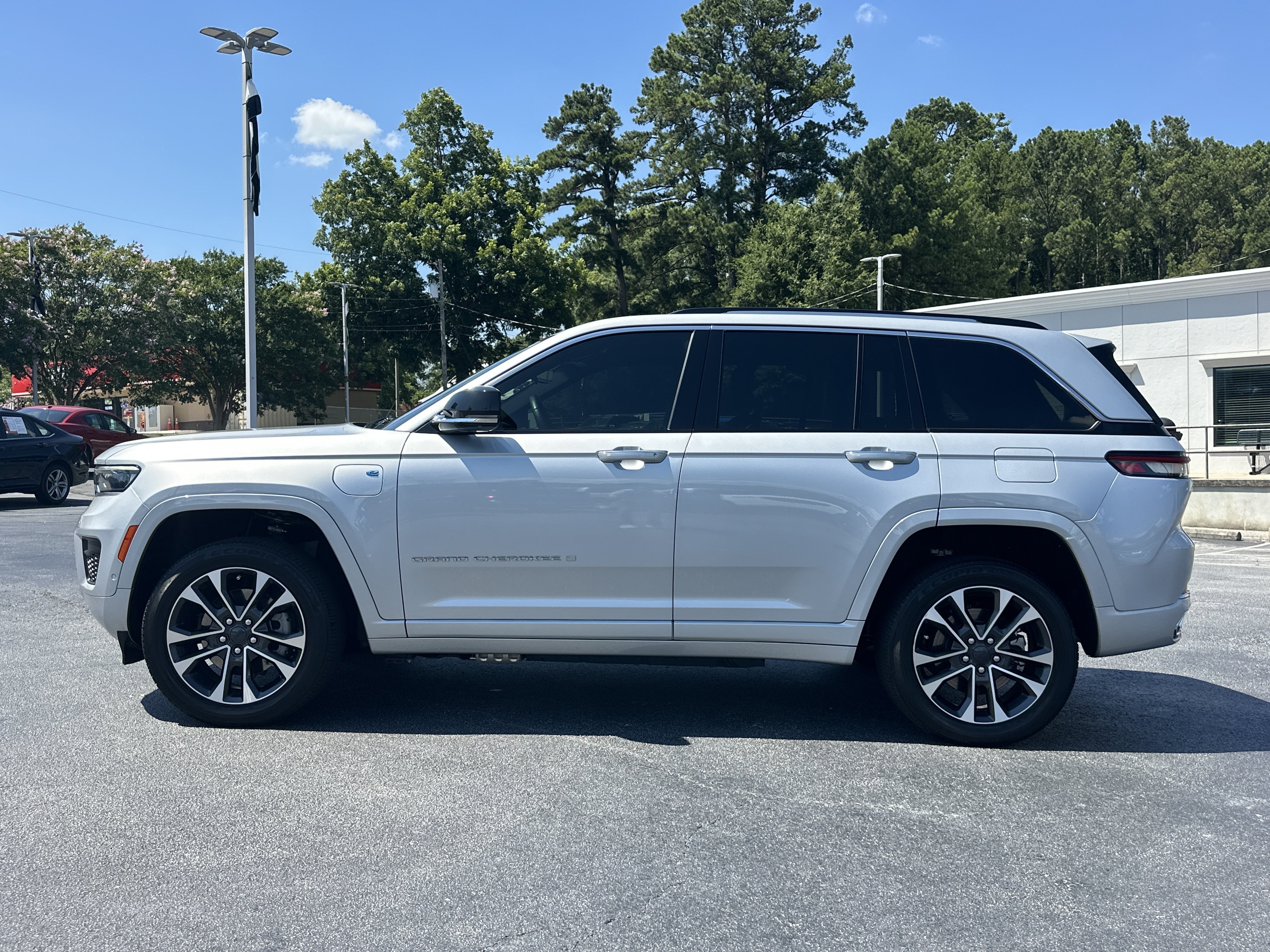 Used 2024 Silver Zynith Jeep Overland image 5