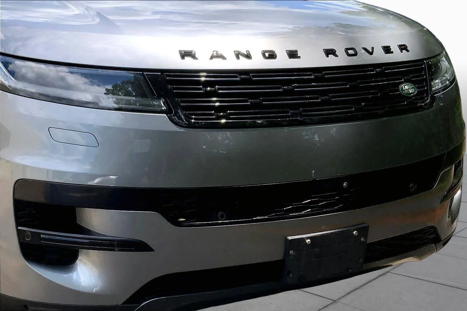 Used 2025 Eiger Grey Metallic Land Rover SE image 29